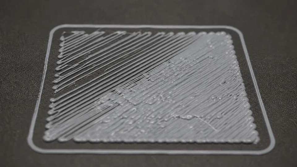 Illustrative uneven 3D printed first layer with gaps and ridges