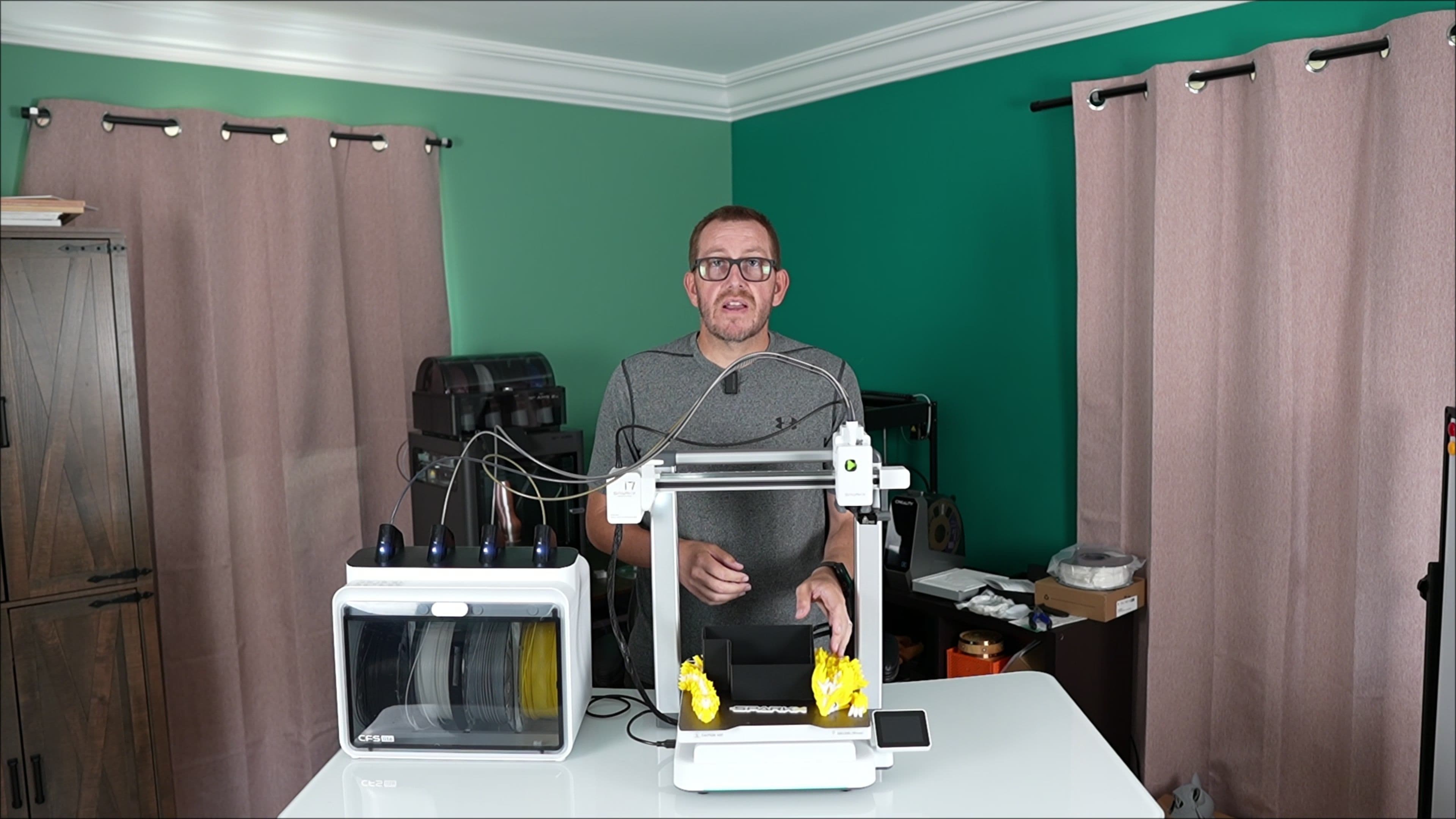 Rob demonstrating a Creality SparkX i7 printer and its CFS Lite material system